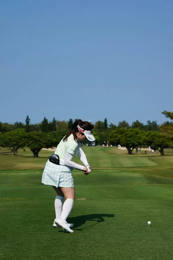 西村優菜のドライバースイング（後方）連続写真【2022年ダイキンオーキッドレディスゴルフトーナメント】