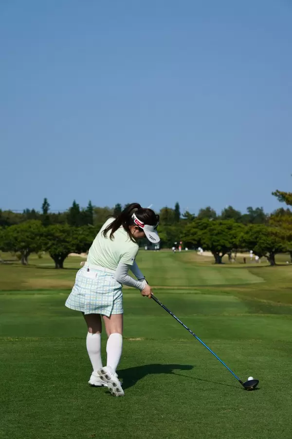 西村優菜のドライバースイング（後方）連続写真【2022年ダイキンオーキッドレディスゴルフトーナメント】