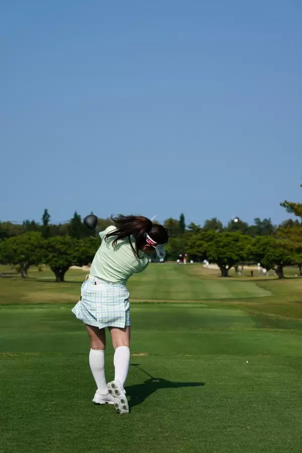 西村優菜のドライバースイング（後方）連続写真【2022年ダイキンオーキッドレディスゴルフトーナメント】