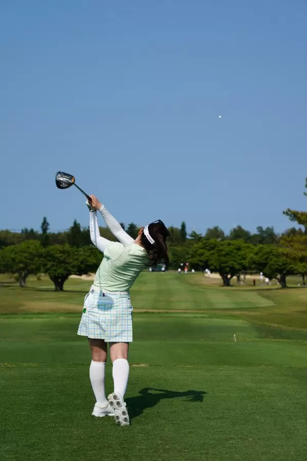 西村優菜のドライバースイング（後方）連続写真【2022年ダイキンオーキッドレディスゴルフトーナメント】