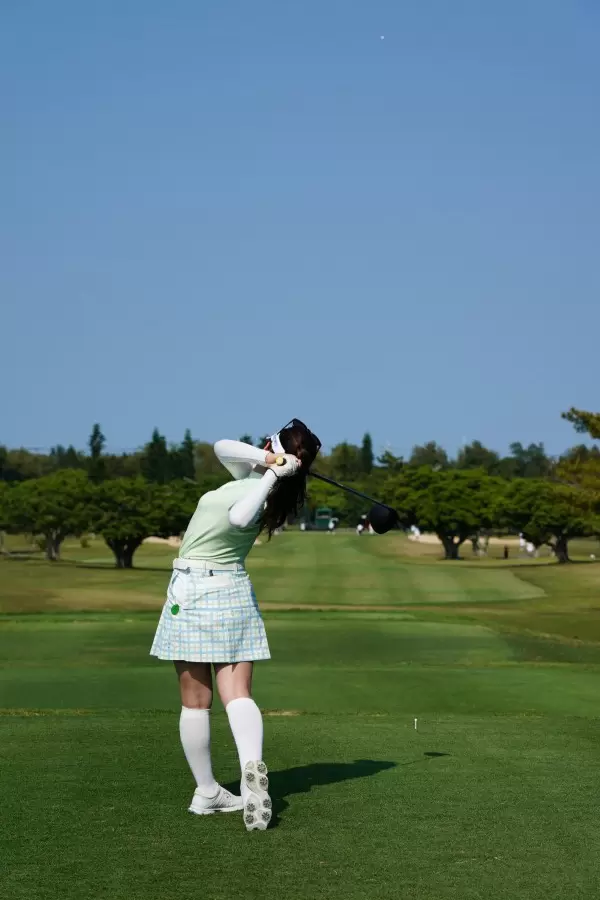 西村優菜のドライバースイング（後方）連続写真【2022年ダイキンオーキッドレディスゴルフトーナメント】