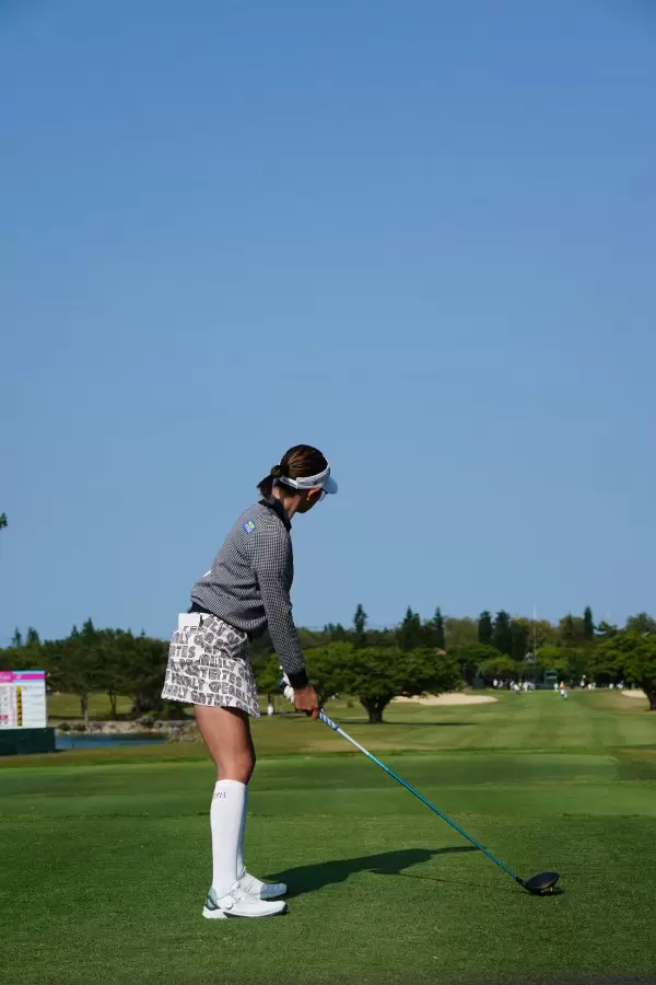 原英莉花のドライバースイング（後方）連続写真【2022年ダイキンオーキッドレディスゴルフトーナメント】