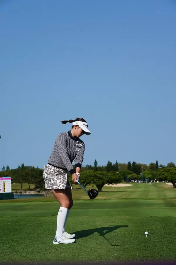 原英莉花のドライバースイング（後方）連続写真【2022年ダイキンオーキッドレディスゴルフトーナメント】