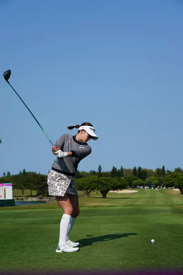 原英莉花のドライバースイング（後方）連続写真【2022年ダイキンオーキッドレディスゴルフトーナメント】