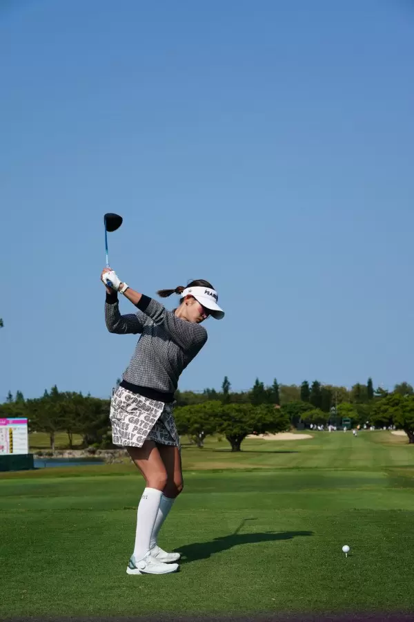 原英莉花のドライバースイング（後方）連続写真【2022年ダイキンオーキッドレディスゴルフトーナメント】