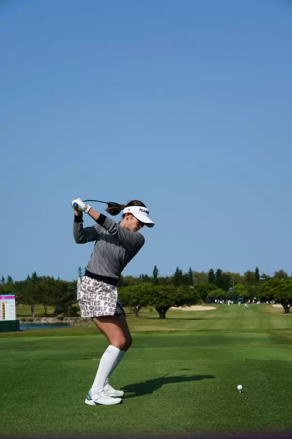 原英莉花のドライバースイング（後方）連続写真【2022年ダイキンオーキッドレディスゴルフトーナメント】