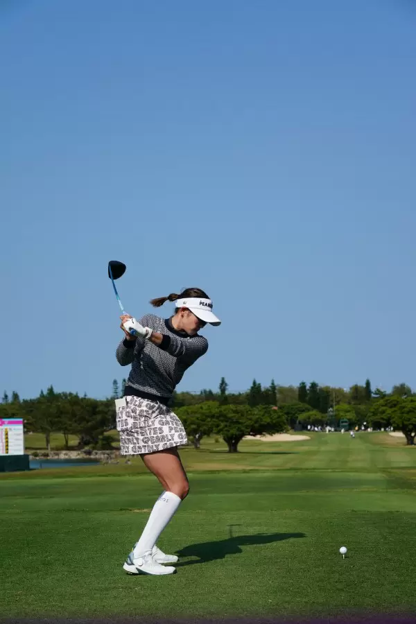 原英莉花のドライバースイング（後方）連続写真【2022年ダイキンオーキッドレディスゴルフトーナメント】