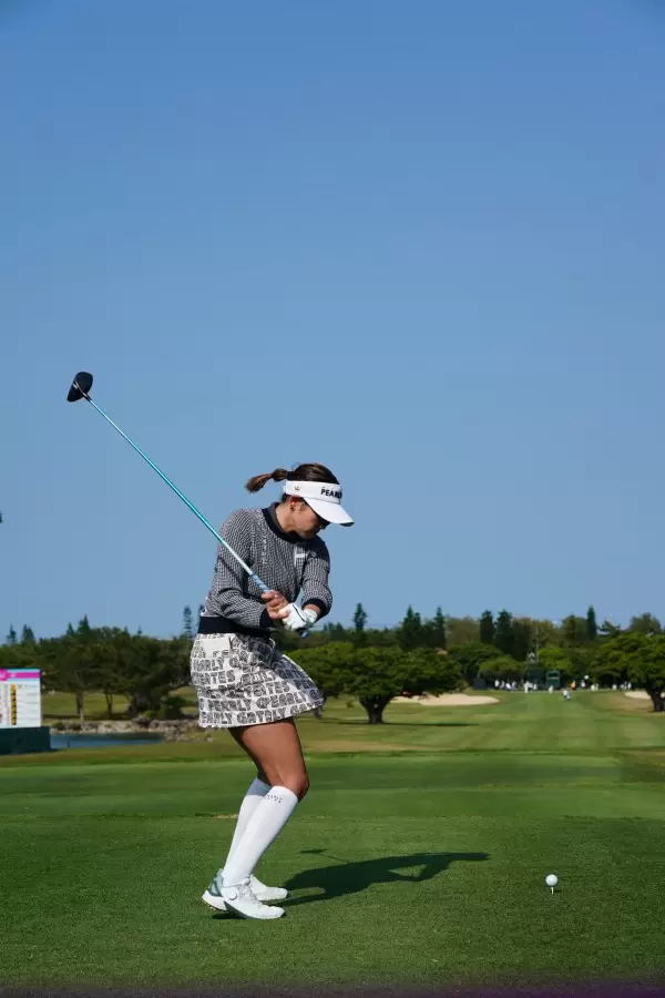 原英莉花のドライバースイング（後方）連続写真【2022年ダイキンオーキッドレディスゴルフトーナメント】