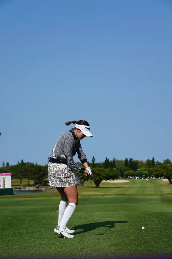 原英莉花のドライバースイング（後方）連続写真【2022年ダイキンオーキッドレディスゴルフトーナメント】