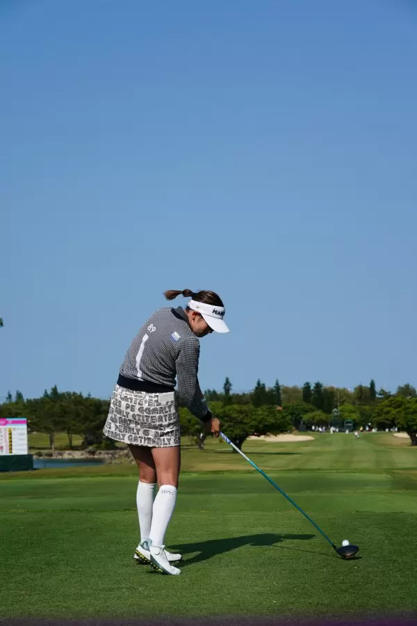 原英莉花のドライバースイング（後方）連続写真【2022年ダイキンオーキッドレディスゴルフトーナメント】