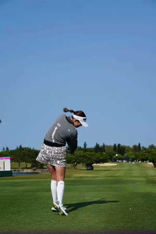 原英莉花のドライバースイング（後方）連続写真【2022年ダイキンオーキッドレディスゴルフトーナメント】