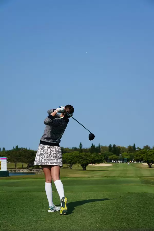 原英莉花のドライバースイング（後方）連続写真【2022年ダイキンオーキッドレディスゴルフトーナメント】