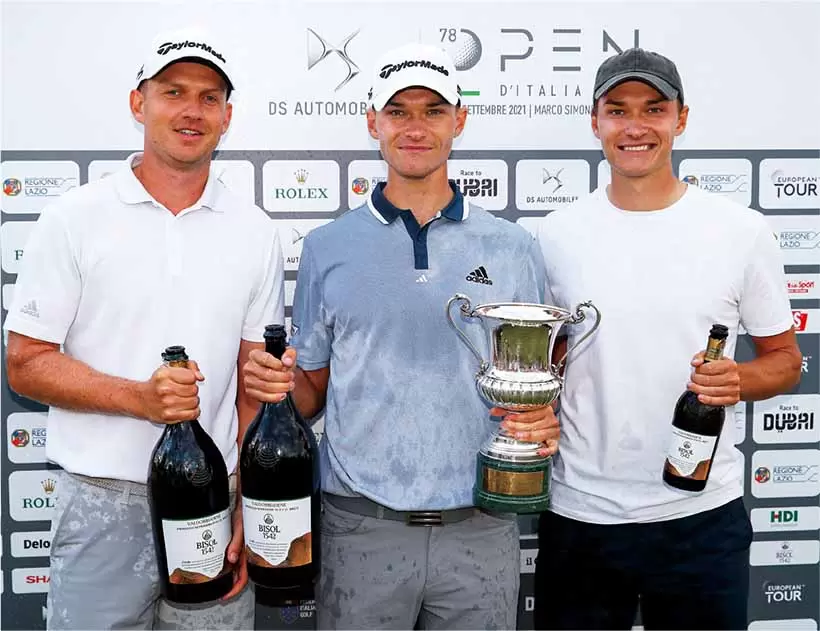 右からモーリシャスオープンでツアー初優勝のラスマス・ホイガー、イタリアンオープンに優勝したニコライ・ホイガー、そして彼のキャディ。