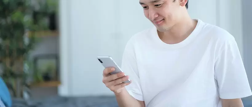 スマホを触る人