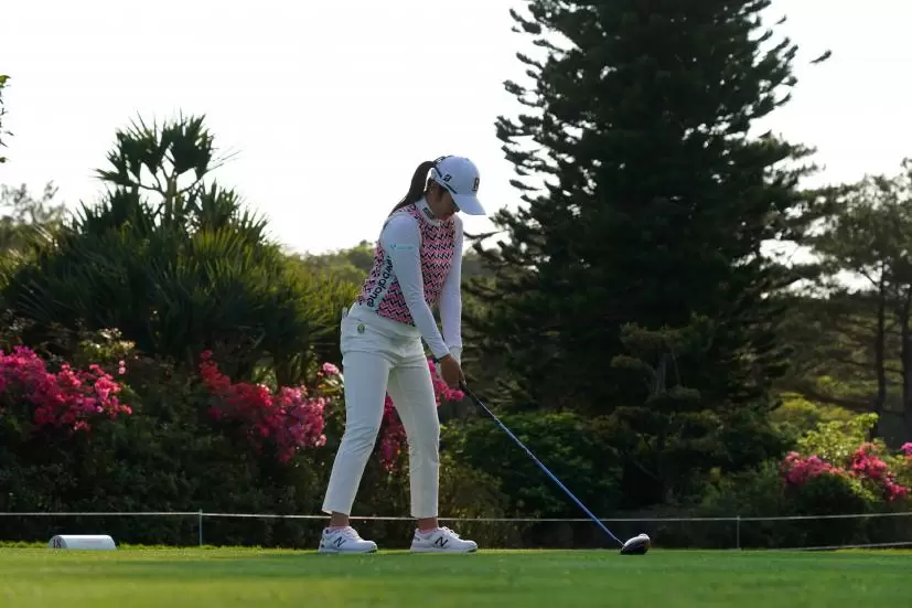 稲見萌寧のドライバースイング（斜め前方）連続写真【2022年ダイキンオーキッドレディスゴルフトーナメント】