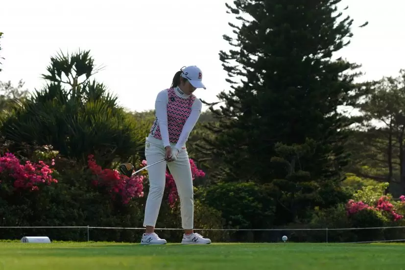 稲見萌寧のドライバースイング（斜め前方）連続写真【2022年ダイキンオーキッドレディスゴルフトーナメント】