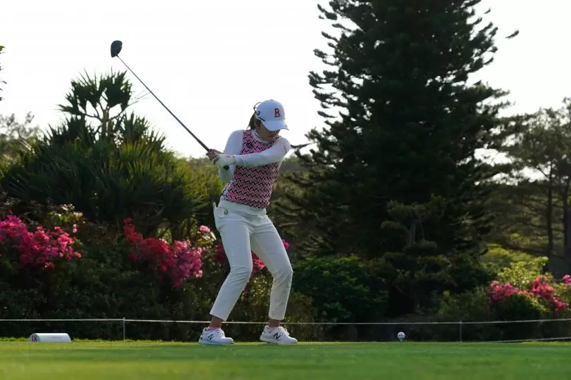 稲見萌寧のドライバースイング（斜め前方）連続写真【2022年ダイキンオーキッドレディスゴルフトーナメント】