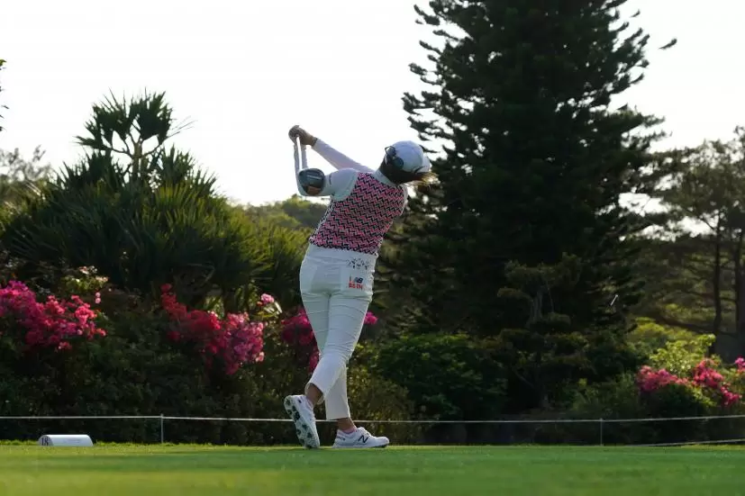 稲見萌寧のドライバースイング（斜め前方）連続写真【2022年ダイキンオーキッドレディスゴルフトーナメント】