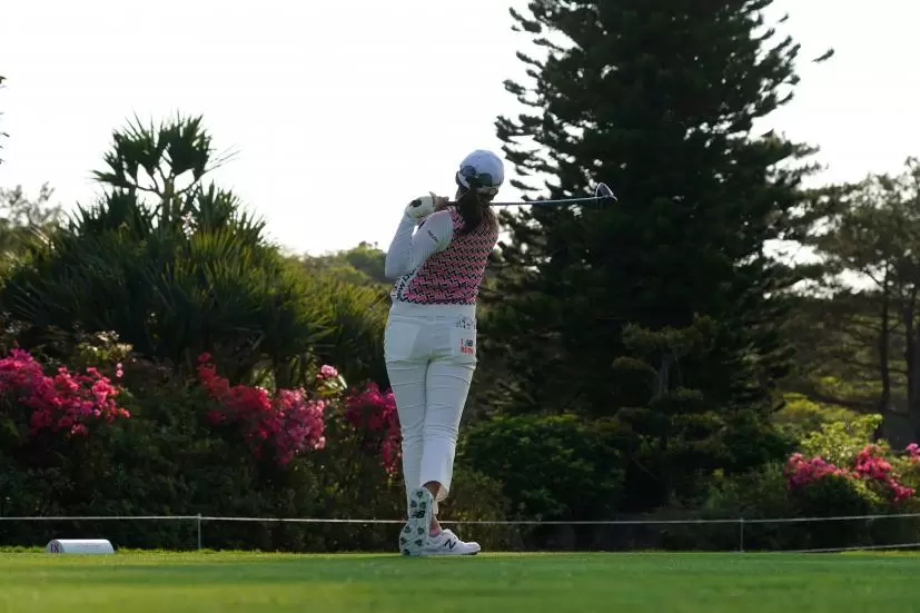 稲見萌寧のドライバースイング（斜め前方）連続写真【2022年ダイキンオーキッドレディスゴルフトーナメント】