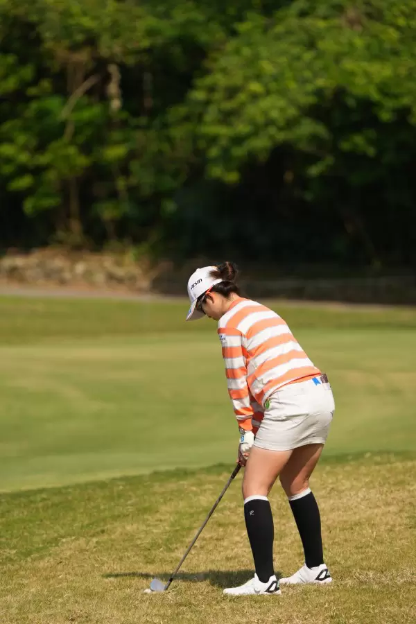 三ヶ島かなのアイアンスイング（ラフ）連続写真【2022年ダイキンオーキッドレディスゴルフトーナメント】