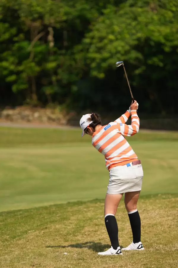 三ヶ島かなのアイアンスイング（ラフ）連続写真【2022年ダイキンオーキッドレディスゴルフトーナメント】