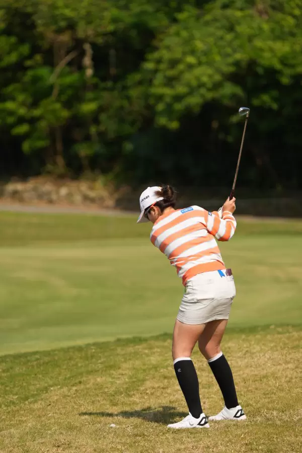 三ヶ島かなのアイアンスイング（ラフ）連続写真【2022年ダイキンオーキッドレディスゴルフトーナメント】