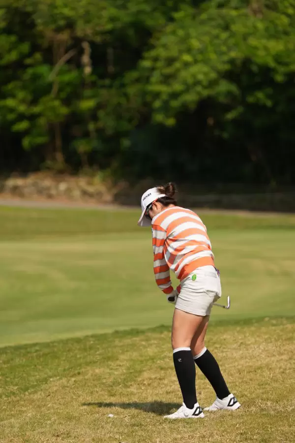 三ヶ島かなのアイアンスイング（ラフ）連続写真【2022年ダイキンオーキッドレディスゴルフトーナメント】