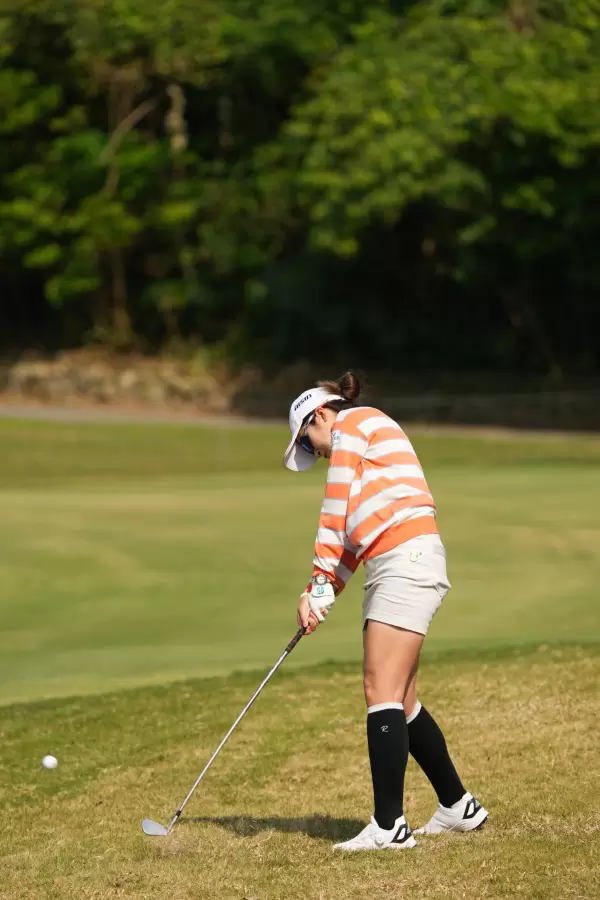 三ヶ島かなのアイアンスイング（ラフ）連続写真【2022年ダイキンオーキッドレディスゴルフトーナメント】