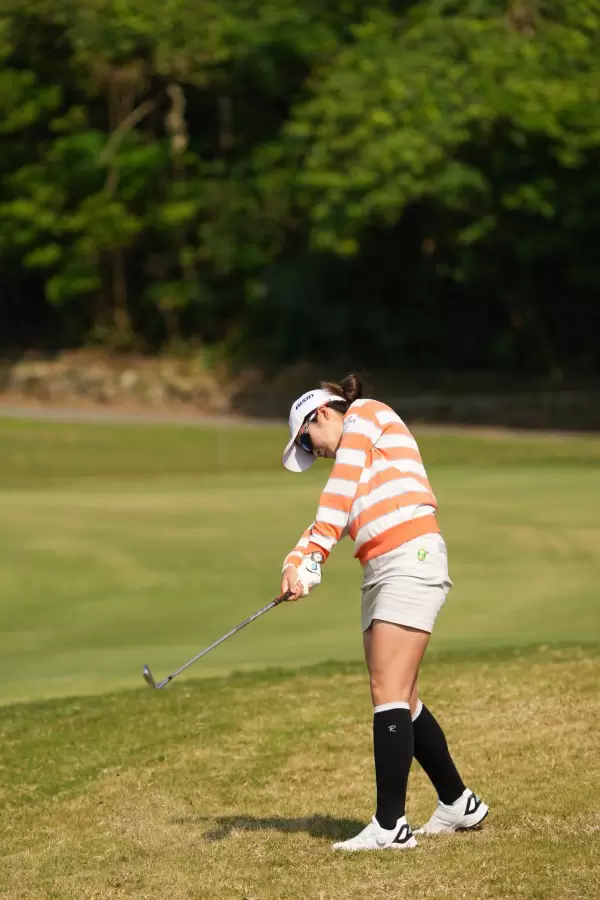 三ヶ島かなのアイアンスイング（ラフ）連続写真【2022年ダイキンオーキッドレディスゴルフトーナメント】