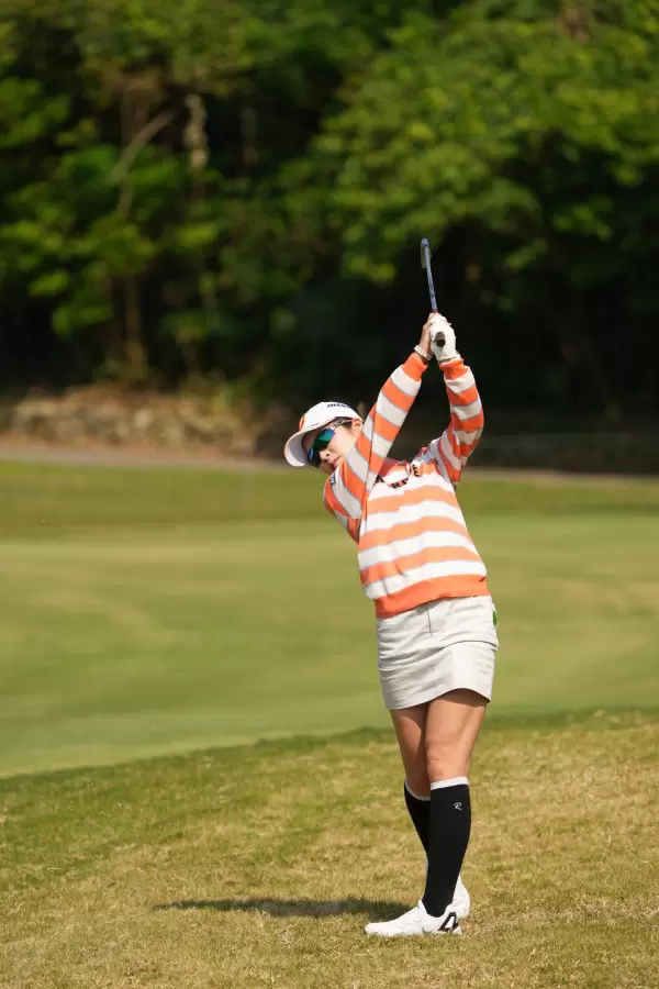 三ヶ島かなのアイアンスイング（ラフ）連続写真【2022年ダイキンオーキッドレディスゴルフトーナメント】