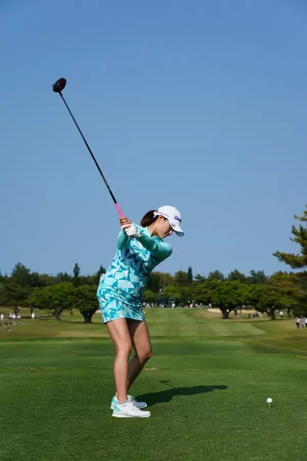 新垣比菜のドライバースイング（後方）連続写真【2022年ダイキンオーキッドレディスゴルフトーナメント】