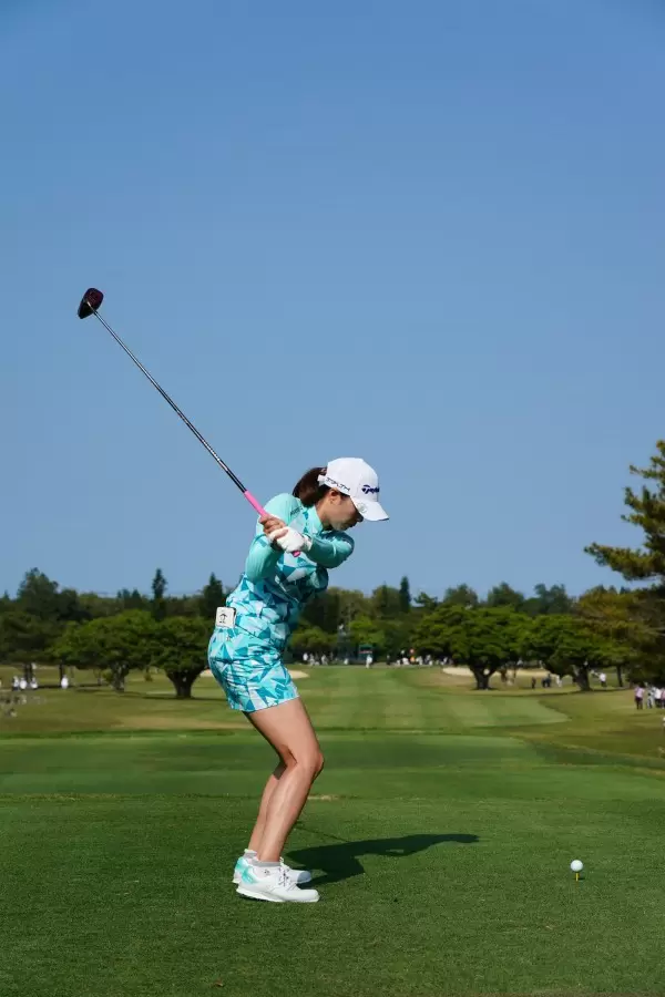 新垣比菜のドライバースイング（後方）連続写真【2022年ダイキンオーキッドレディスゴルフトーナメント】