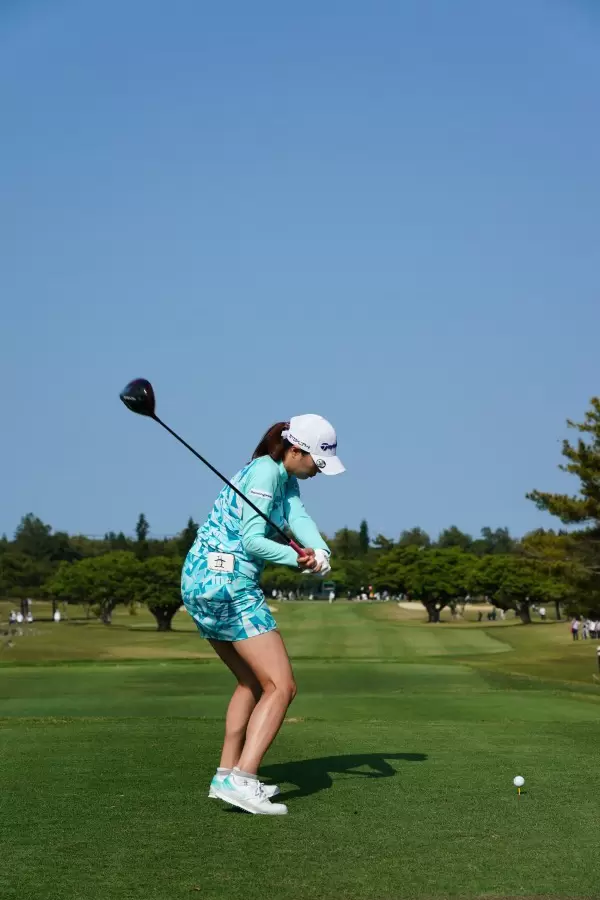 新垣比菜のドライバースイング（後方）連続写真【2022年ダイキンオーキッドレディスゴルフトーナメント】