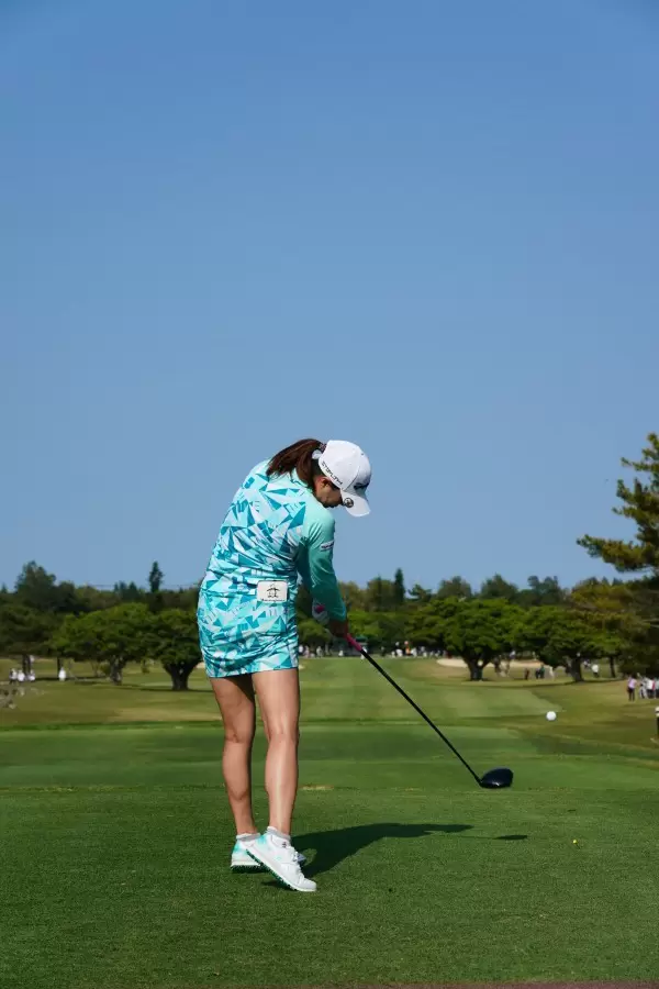 新垣比菜のドライバースイング（後方）連続写真【2022年ダイキンオーキッドレディスゴルフトーナメント】