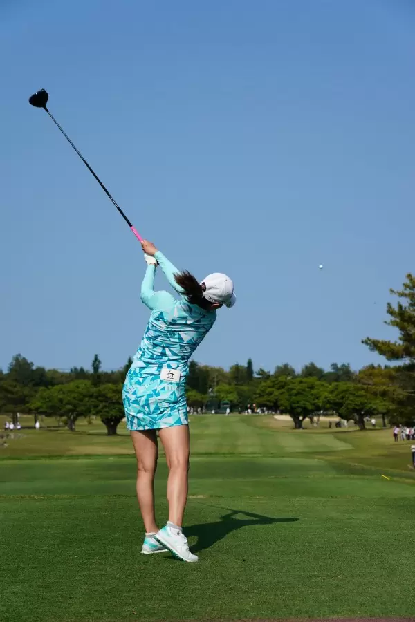 新垣比菜のドライバースイング（後方）連続写真【2022年ダイキンオーキッドレディスゴルフトーナメント】