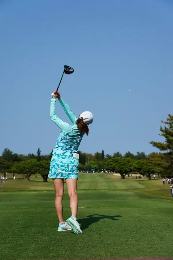 新垣比菜のドライバースイング（後方）連続写真【2022年ダイキンオーキッドレディスゴルフトーナメント】