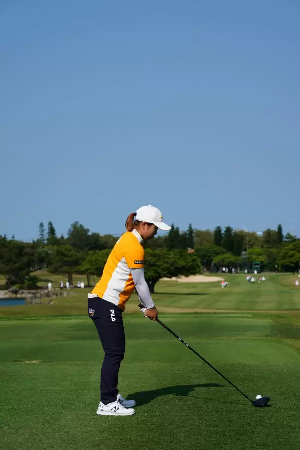 西郷真央のドライバースイング（後方）連続写真【2022年ダイキンオーキッドレディスゴルフトーナメント】