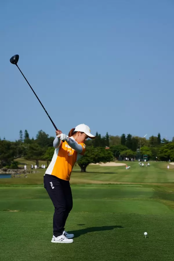 西郷真央のドライバースイング（後方）連続写真【2022年ダイキンオーキッドレディスゴルフトーナメント】