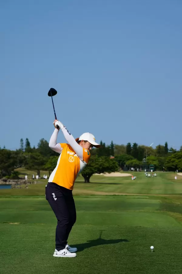 西郷真央のドライバースイング（後方）連続写真【2022年ダイキンオーキッドレディスゴルフトーナメント】