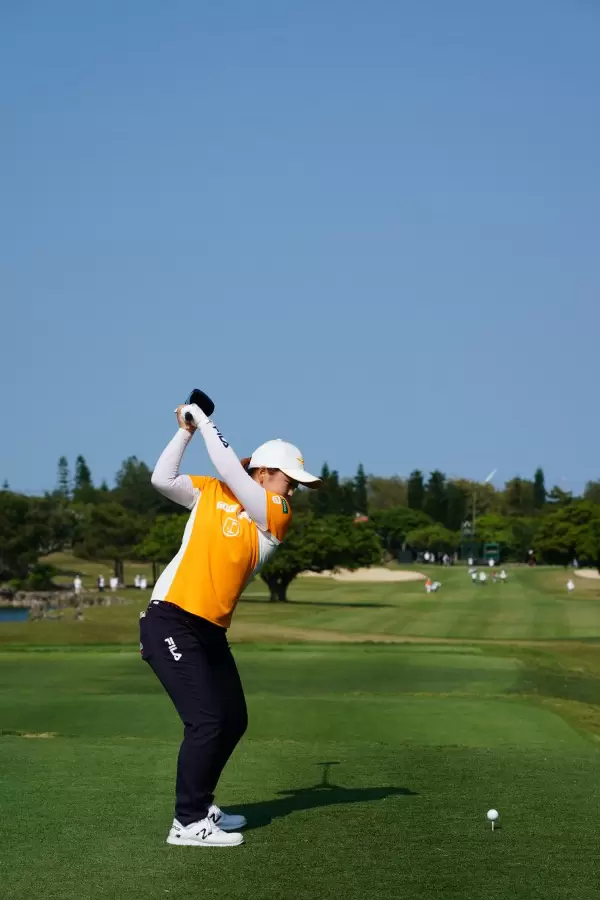 西郷真央のドライバースイング（後方）連続写真【2022年ダイキンオーキッドレディスゴルフトーナメント】