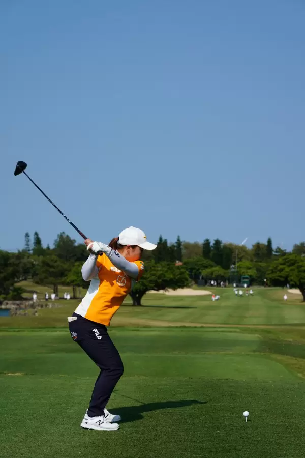 西郷真央のドライバースイング（後方）連続写真【2022年ダイキンオーキッドレディスゴルフトーナメント】