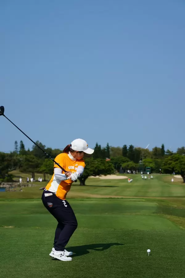 西郷真央のドライバースイング（後方）連続写真【2022年ダイキンオーキッドレディスゴルフトーナメント】