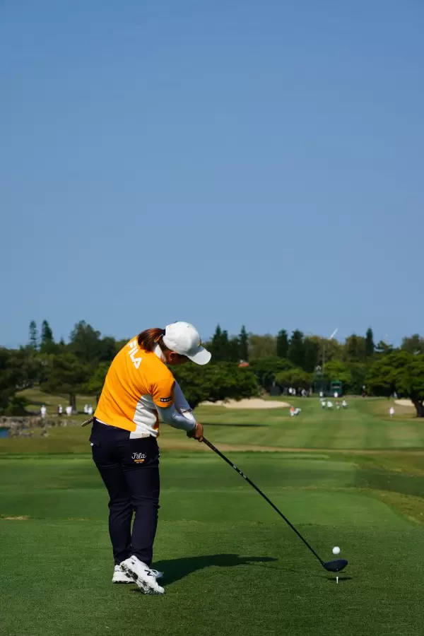 西郷真央のドライバースイング（後方）連続写真【2022年ダイキンオーキッドレディスゴルフトーナメント】