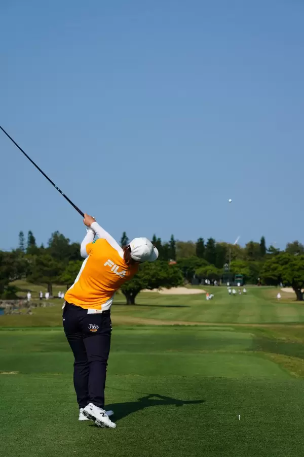 西郷真央のドライバースイング（後方）連続写真【2022年ダイキンオーキッドレディスゴルフトーナメント】