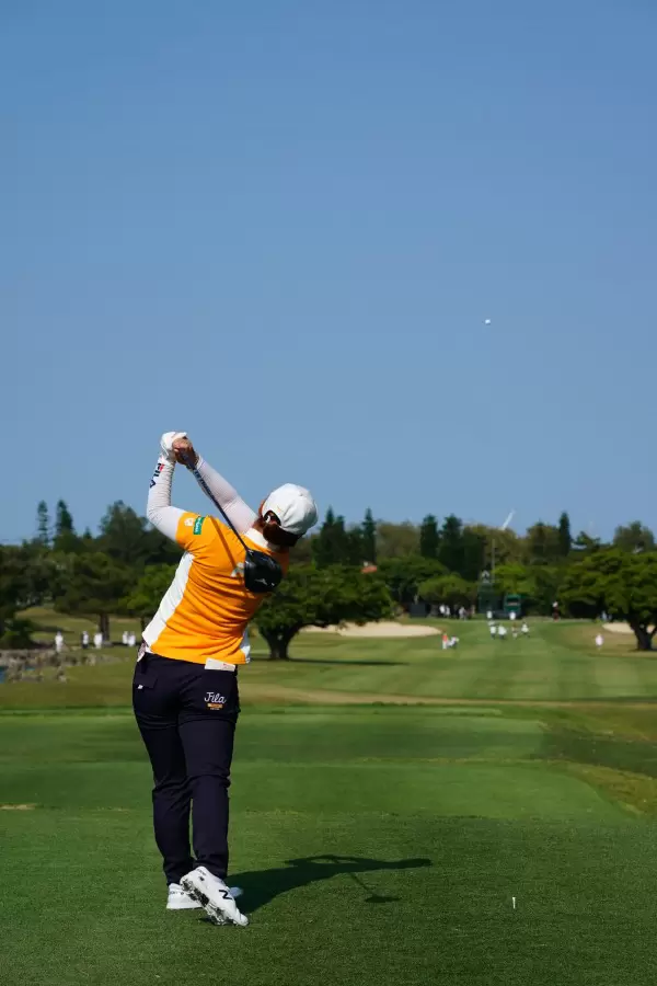 西郷真央のドライバースイング（後方）連続写真【2022年ダイキンオーキッドレディスゴルフトーナメント】