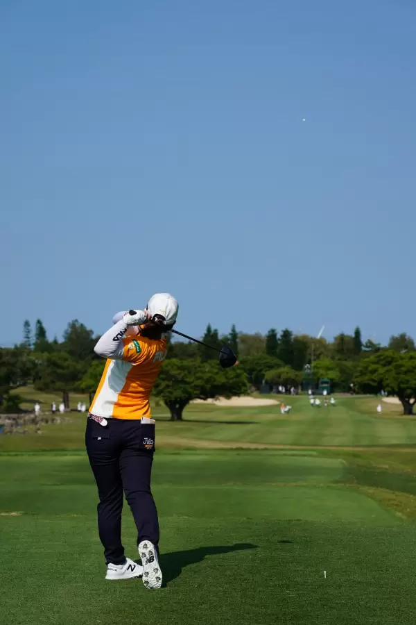 西郷真央のドライバースイング（後方）連続写真【2022年ダイキンオーキッドレディスゴルフトーナメント】