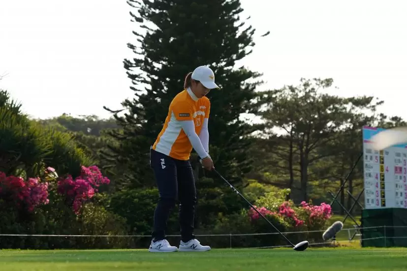 西郷真央のドライバースイング（斜め前方）連続写真【2022年ダイキンオーキッドレディスゴルフトーナメント】