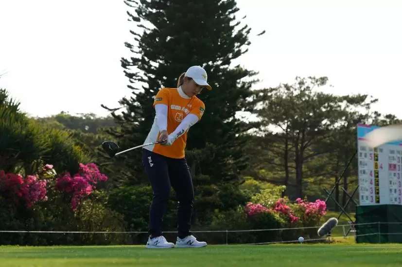 西郷真央のドライバースイング（斜め前方）連続写真【2022年ダイキンオーキッドレディスゴルフトーナメント】