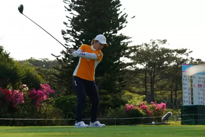 西郷真央のドライバースイング（斜め前方）連続写真【2022年ダイキンオーキッドレディスゴルフトーナメント】