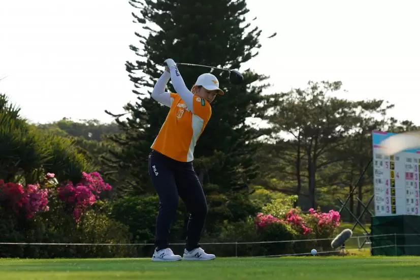 西郷真央のドライバースイング（斜め前方）連続写真【2022年ダイキンオーキッドレディスゴルフトーナメント】